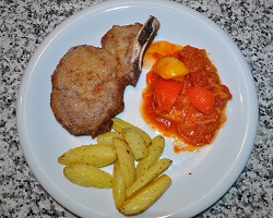 Cotoletta di vitello alla milanese accompagnata da peperonata e patate croccanti a spicchi